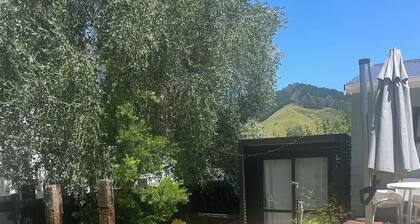 Cosy Whiritoa Beach Bach. Big Deck, 1-Min Walk to Sand & close to Whangamatā