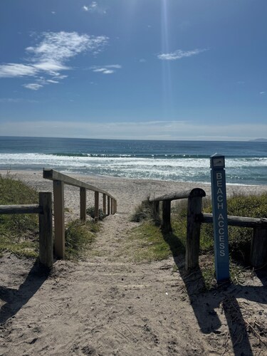 Cosy Whiritoa Beach Bach. Big Deck, 1-Min Walk to Sand & close to Whangamatā