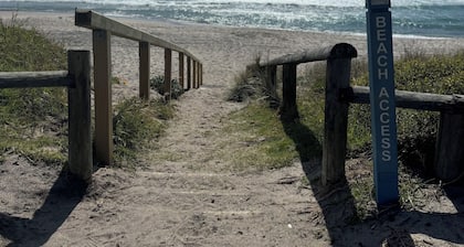 Cosy Whiritoa Beach Bach. Big Deck, 1-Min Walk to Sand & close to Whangamatā