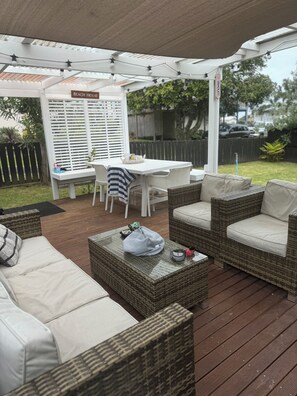 Outdoor dining - Cosy Whiritoa Beach Bach. Big Deck, 1-Min Walk to Sand & close to Whangamatā (Whiritoa)