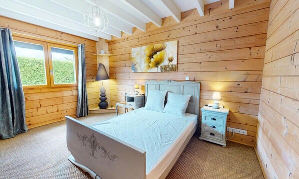 Muebles diferentes y tabla de planchar con plancha 