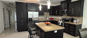 Fully Furnished 3BR/2BA Condo with Balcony. Close to Airport, Shopping & Dinning