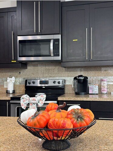 Fully Furnished 3BR/2BA Condo with Balcony. Close to Airport, Shopping & Dinning