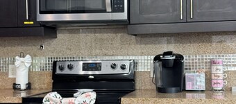 Fully Furnished 3BR/2BA Condo with Balcony. Close to Airport, Shopping & Dinning