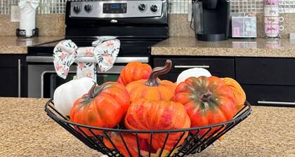 Fully Furnished 3BR/2BA Condo with Balcony. Close to Airport, Shopping & Dinning