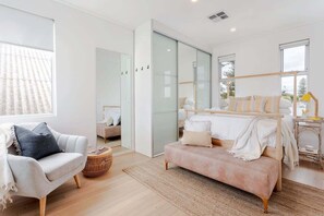 4 bedrooms, iron/ironing board, Internet, bed sheets
