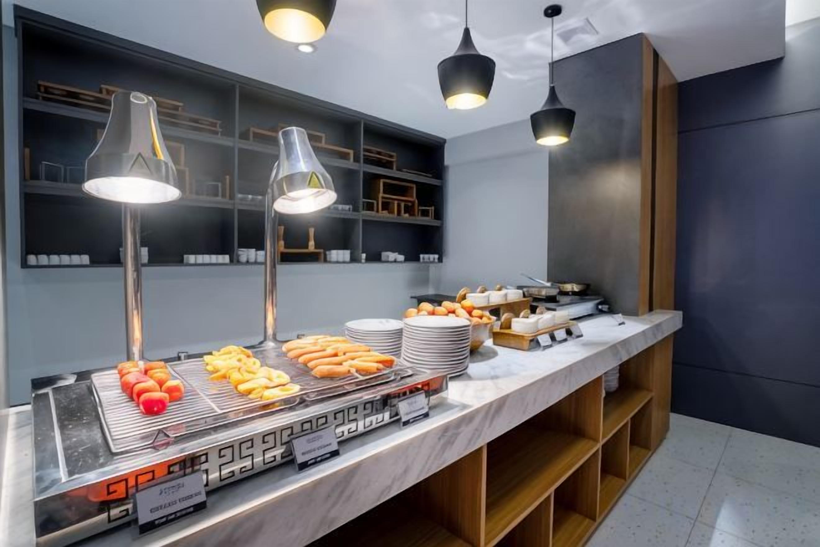Montaje de bufé con diversas opciones de comida y un diseño interior moderno.