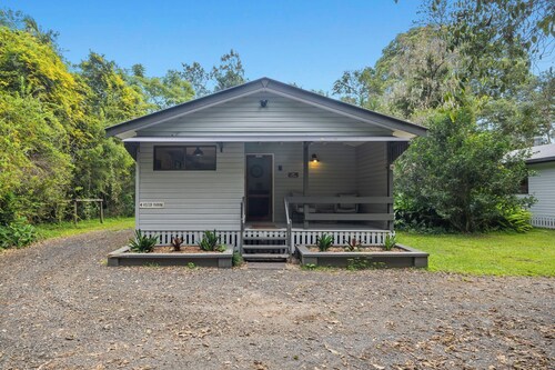 Wattle Cabin - Creekside stay in Nature