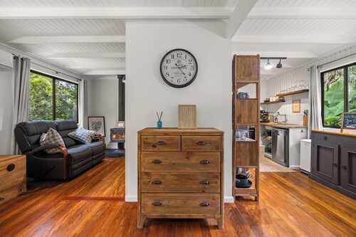 Wattle Cabin - Creekside stay in Nature