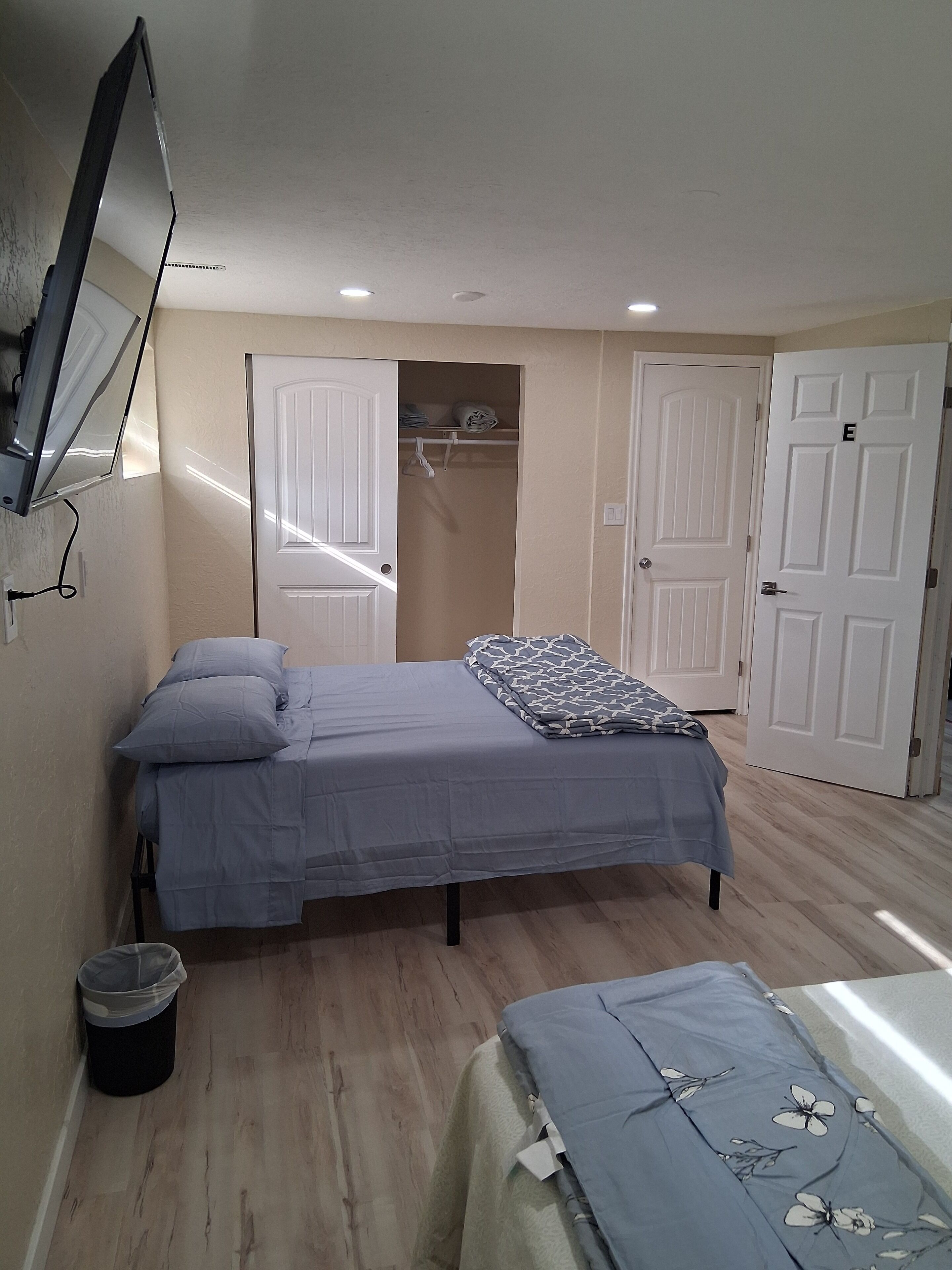 5 chambres, fer et planche à repasser, Wi-Fi, draps fournis