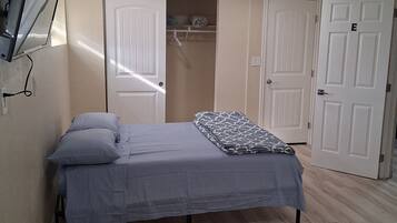 5 bedrooms, iron/ironing board, WiFi, bed sheets