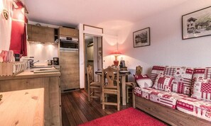 Interior - Comfortable Apartment With Unobstructed Views, 50m From the Centre (Les Allues)