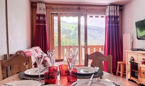 Dining - Comfortable Apartment With Unobstructed Views, 50m From the Centre (Les Allues)