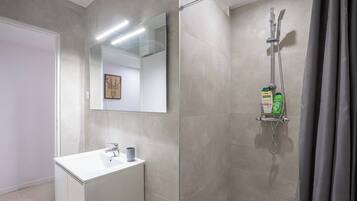 Douche, serviettes fournies, savon, papier toilette