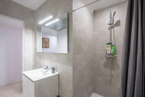 تجهيزات دش، مناشف، صابون، ورق حمّام