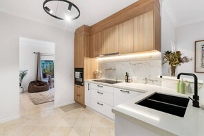 Fridge, microwave, oven, stovetop - Cottesloe Shorehouse (Cottesloe)
