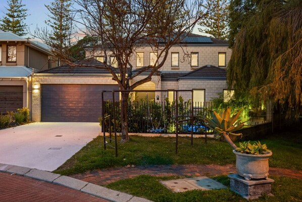 Exterior - Cottesloe Shorehouse (Cottesloe)