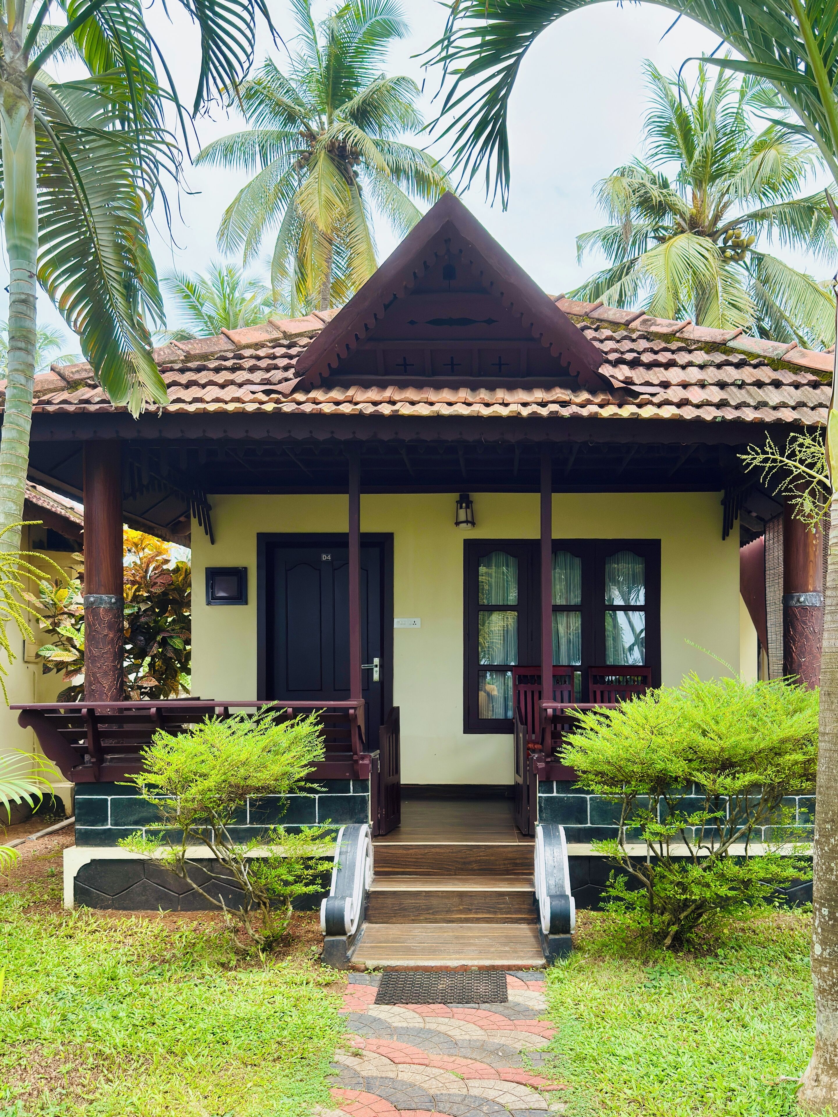 Deluxe Cottage, Balcony, Garden View | Desk, laptop workspace, iron/ironing board, free WiFi