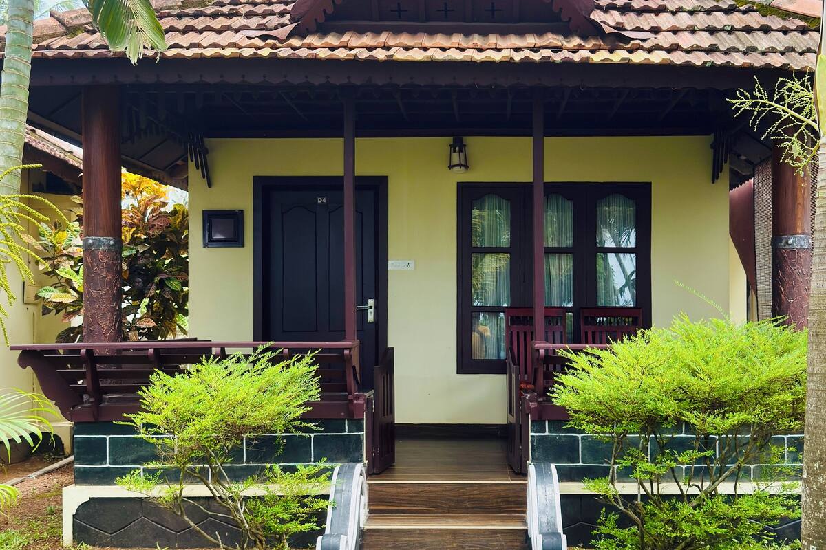 Deluxe Cottage, Balcony, Garden View | Desk, laptop workspace, iron/ironing board, free WiFi