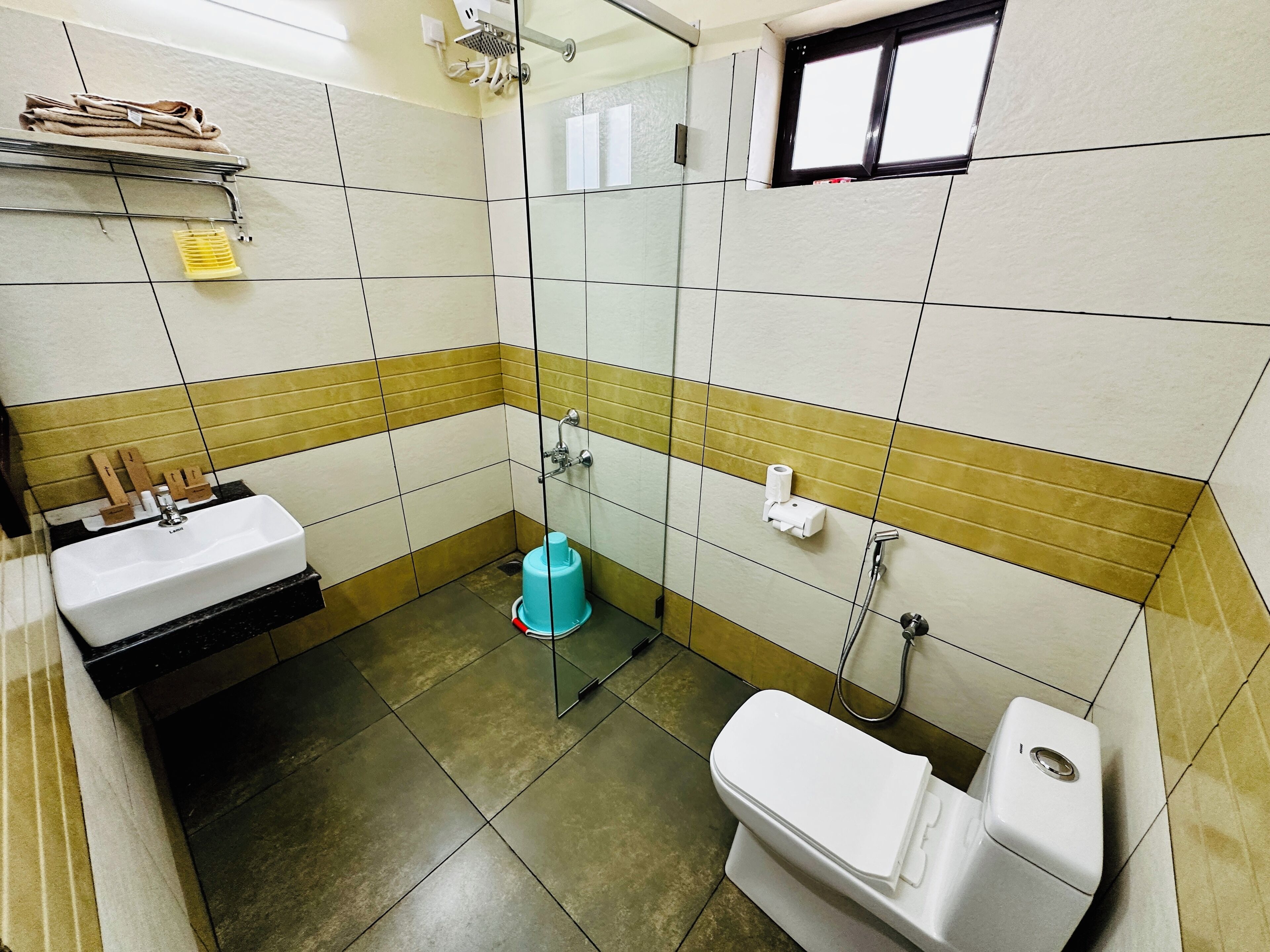 Une petite salle de bain avec un lavabo, des toilettes et une douche.