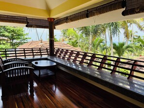 Habitación superior, vista al jardín | Vista del balcón