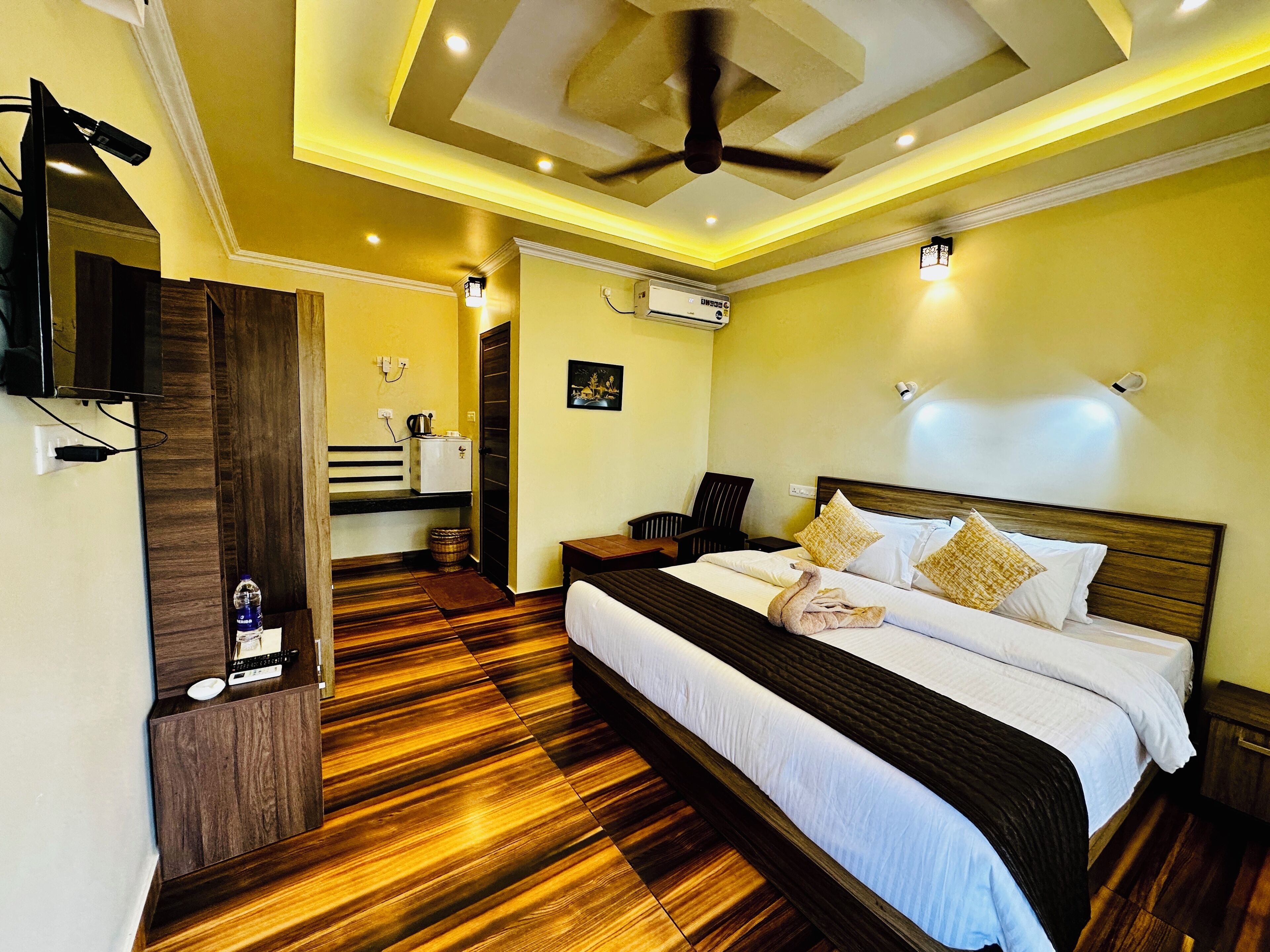 Deluxe Room, Balcony, Partial Ocean View | Desk, laptop workspace, iron/ironing board, free WiFi