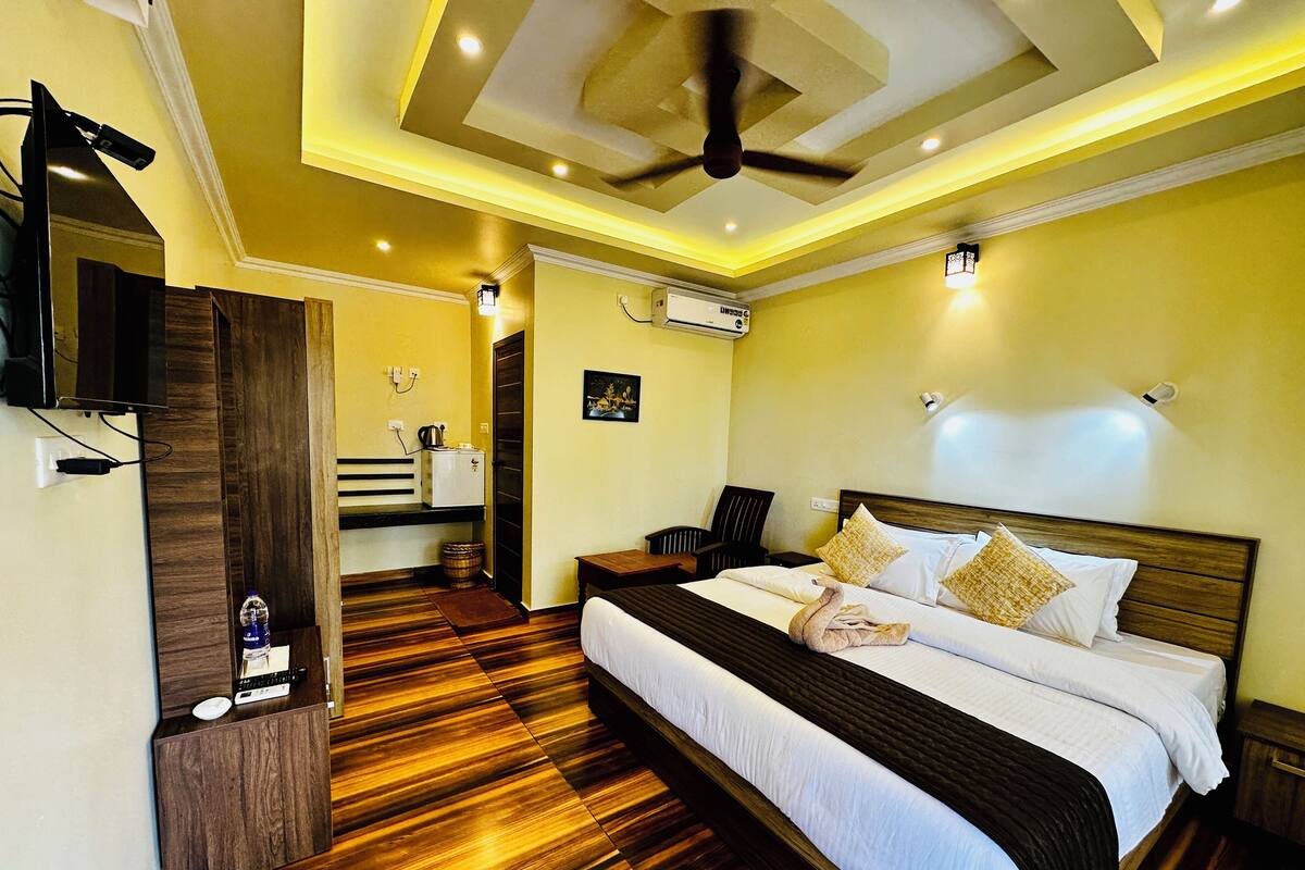 Deluxe Room, Balcony, Partial Ocean View | Desk, laptop workspace, iron/ironing board, free WiFi