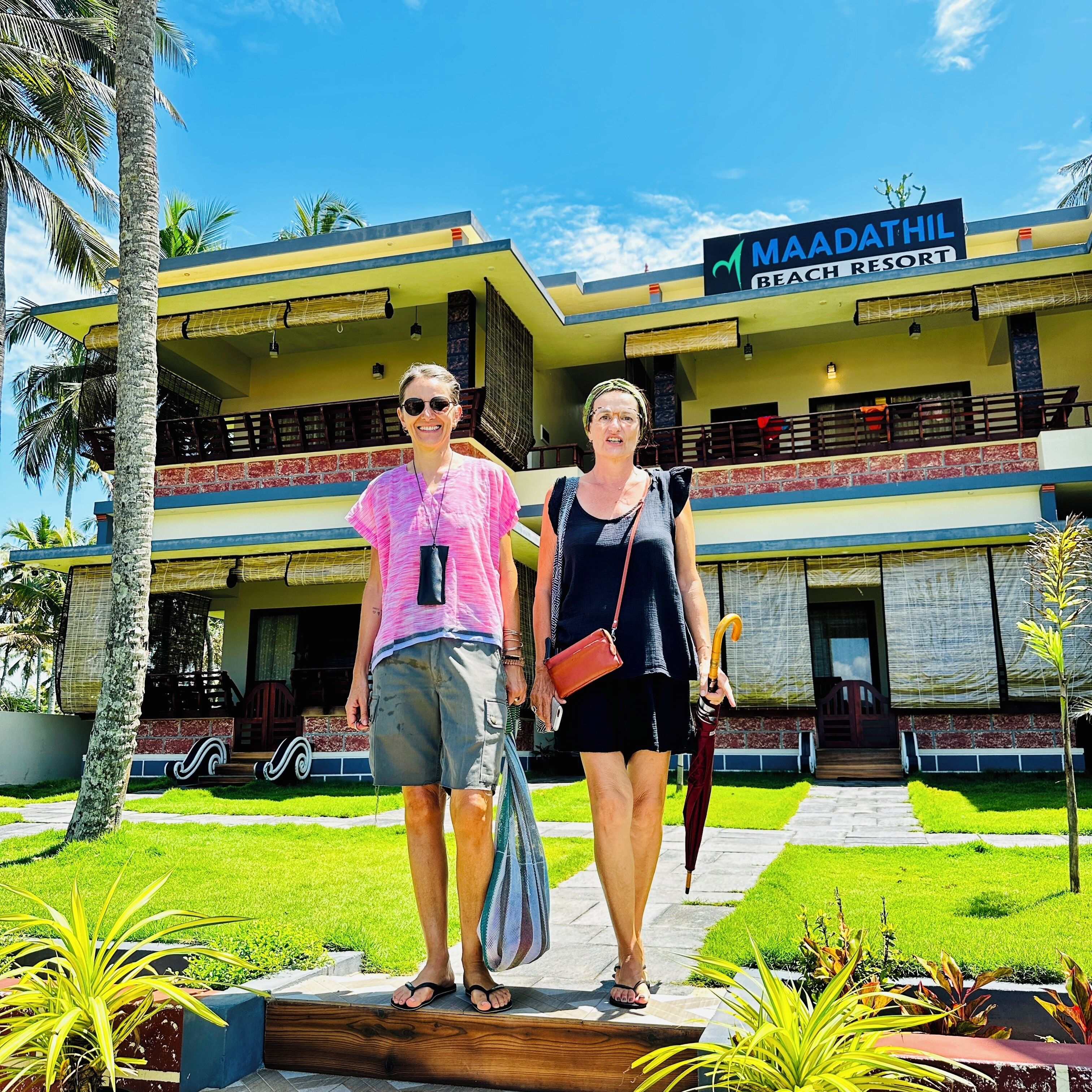 Um resort com uma placa que diz 'MAADATHIL BEACH RESORT'.