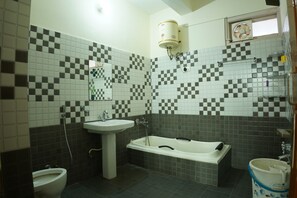 Studiosvit Royal | Badrum | Dusch, gratis toalettartiklar, handdukar och tvÄl