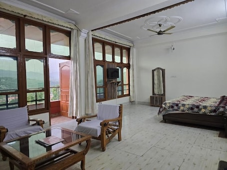 Basic Double Room. Besillio Grand Hotel and Restaurant