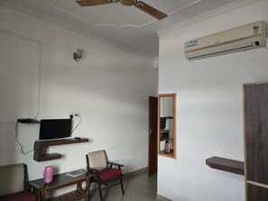 Basic Double Room | Living area