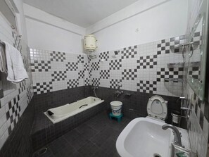 Basic Double Room | Bilik Mandi | Pancuran mandi, kelengkapan dandanan diri percuma, tuala disediakan 