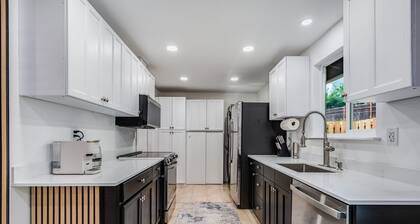 Charming 2-bedroom house in welcoming University Place with AC