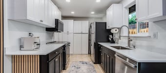 Charming 2-bedroom house in welcoming University Place with AC