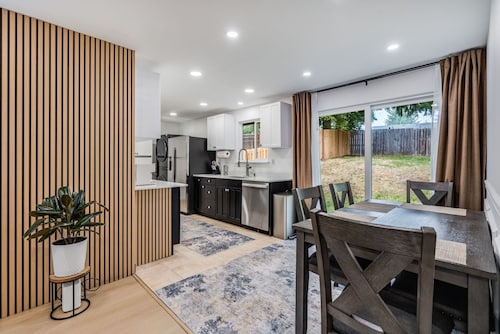 Charming 2-bedroom house in welcoming University Place with AC