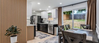 Charming 2-bedroom house in welcoming University Place with AC