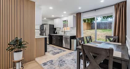 Charming 2-bedroom house in welcoming University Place with AC