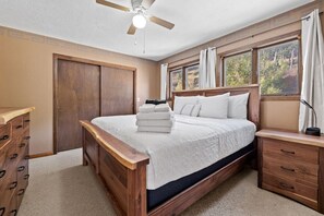 3 bedrooms, travel cot, WiFi, bed sheets - Lead Haven Lodge: Mountain Retreat w/ Hot tub (Lead)