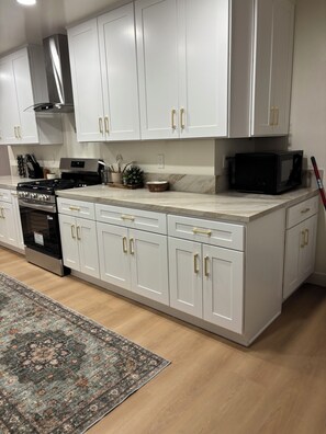 Refrigerador, microondas, horno y parrilla de estufa