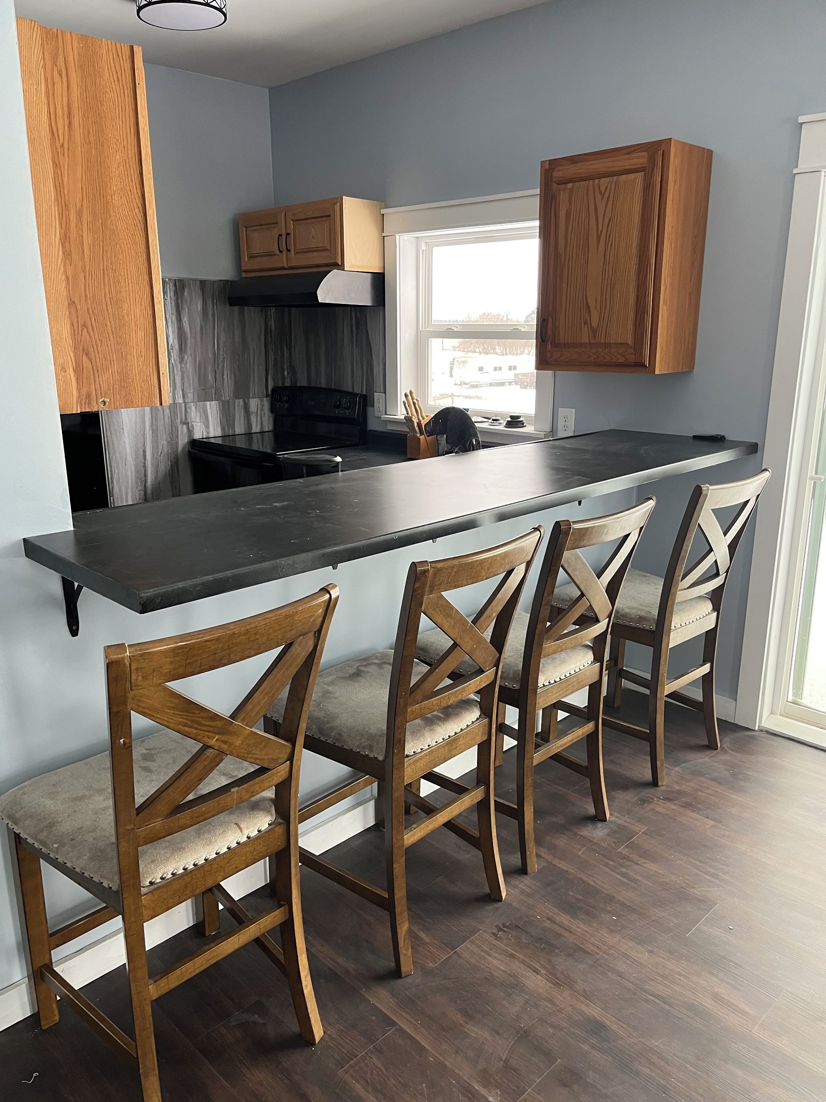 Jääkaappi, uuni, liesi, kahvin-/teenkeitin