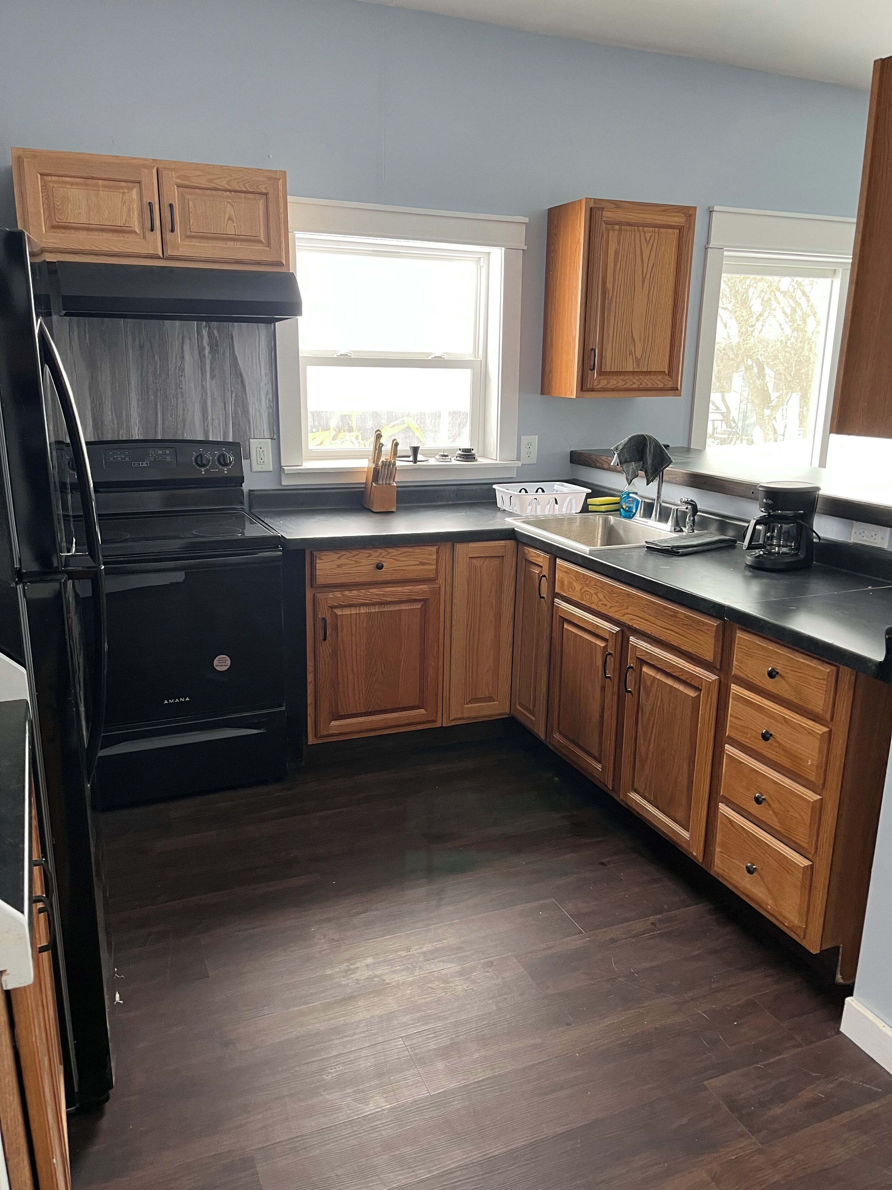 Fridge, oven, stovetop, coffee/tea maker