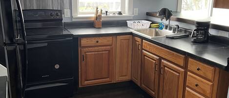 Een koelkast, een oven, een kookplaat, een koffiezetapparaat/waterkoker