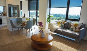 Living area - Stylish Escape – Views, Pool, Gym, Hotel Vibes. Walk to City (Spring Hill)