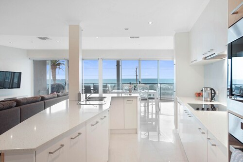 Tidehouse—Scenic Esplanade Escape with Shared Pool