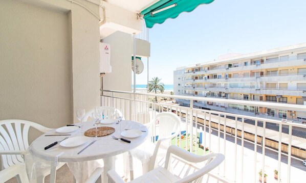 Outdoor dining - Apartment in Canet by the Beachfront (Canet de Berenguer)