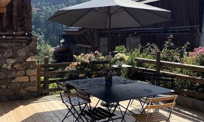 Outdoor dining - Chalet in Alps With Ski Shuttle Access (Les Allues)