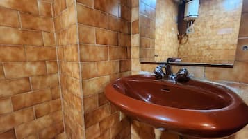 Standard Double Room | Bathroom