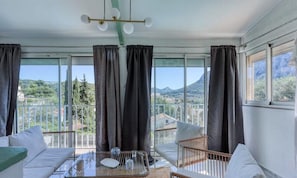 Apartment | Living area - Villa in Toulon With Pool and Mont Faron Views (Toulon)