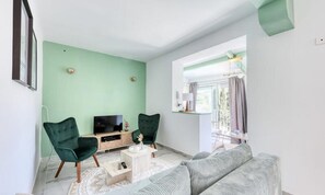 Apartment | Living area - Villa in Toulon With Pool and Mont Faron Views (Toulon)