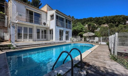 Villa in Toulon With Pool and Mont Faron Views